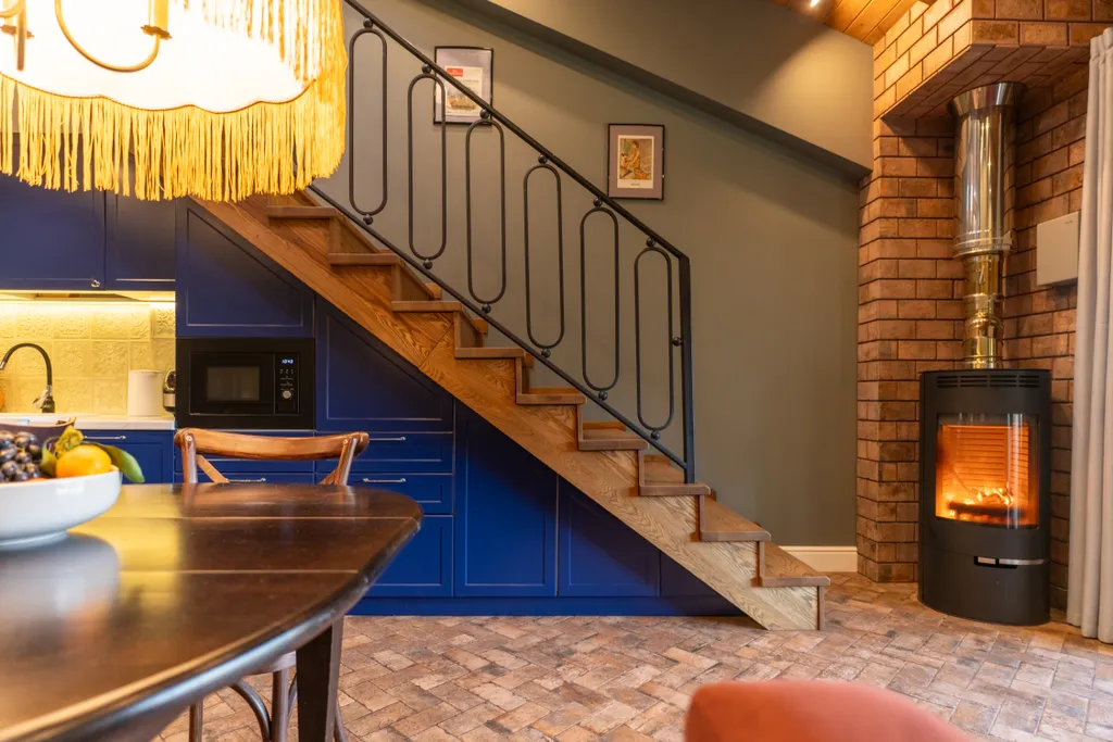 Уютная двухуровневая квартира с камином