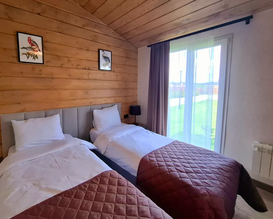 Просторный двухкомнатный коттедж в лесу у пруда