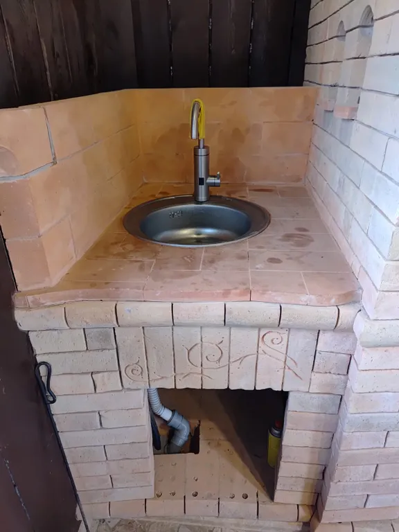 Дом с баней и пирсом на берегу пруда