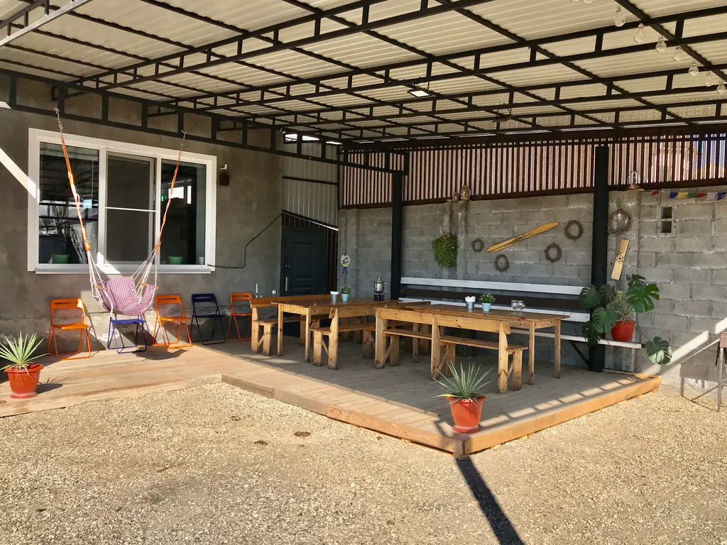 Уютный гостевой дворик в живописном тихом уголке