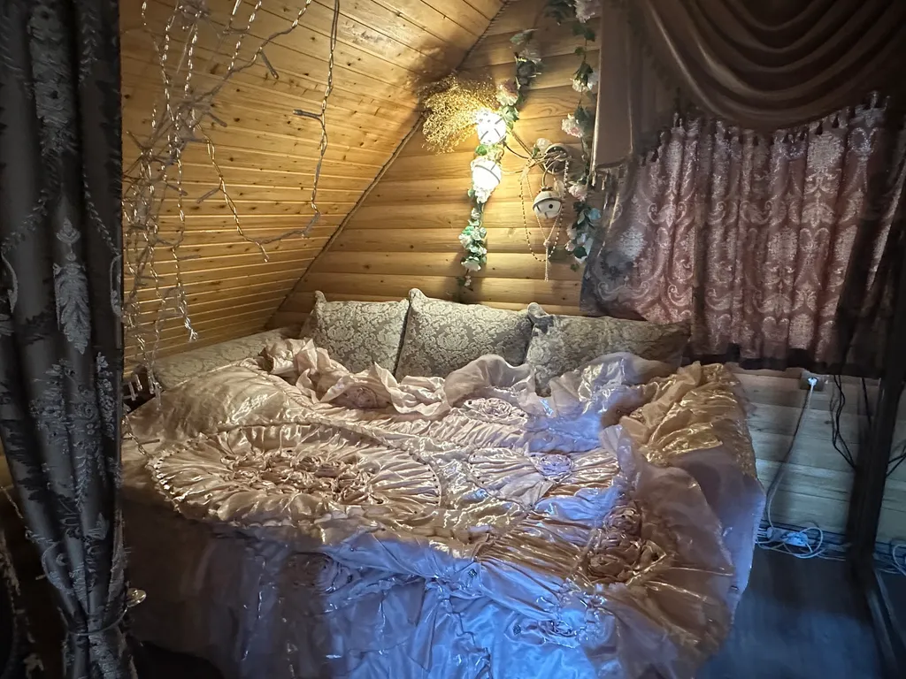 Уютный домик рядом с садом, хвойными деревьями, рядом с тц