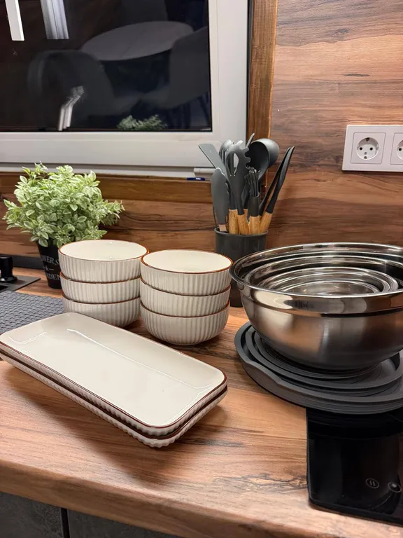 Уютный афрейм в березовом лесу