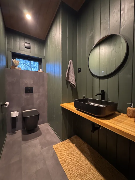 Дом у ручья в лесу