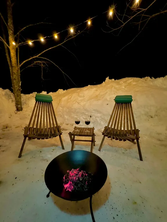 Дом с пятнистыми оленями и кроликами в лесу