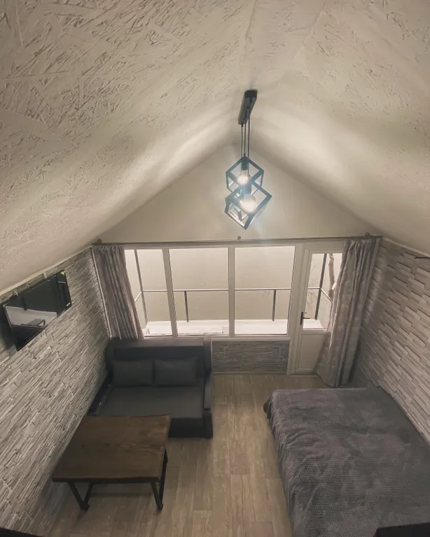 Уютный дом с видом на пруд и горы