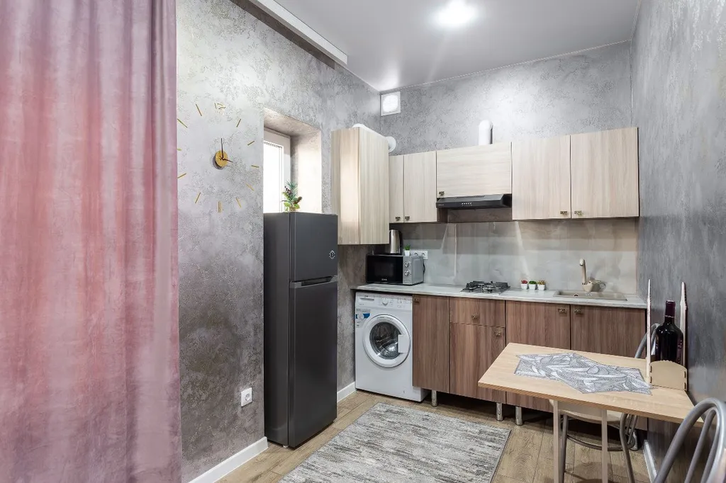 Домик коралл с бассейном в центре