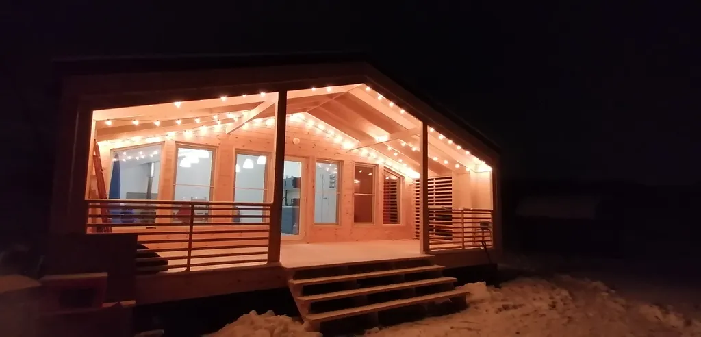 Дом с панорамными окнами на участке 10 соток