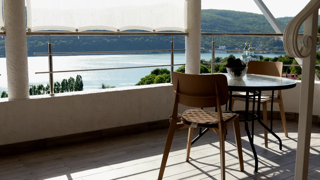 Апартамент-студия с видом на озеро Абрау