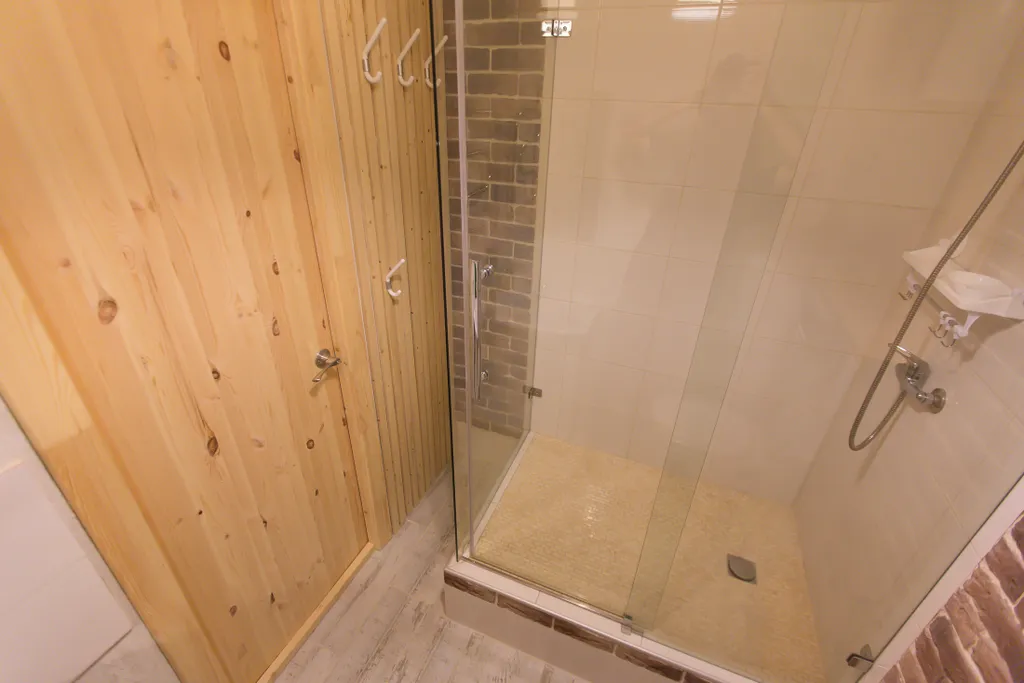 Уютная студия с видом на лес.