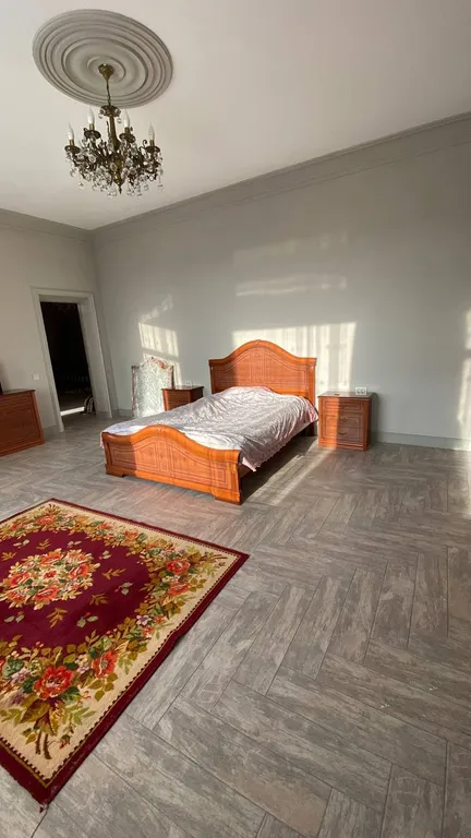 Большой и красивый дом на берегу моря