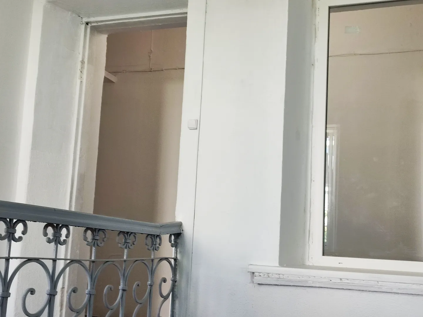 ВХОД С ПОДЪЕЗДА В КОРИДОР И НАПРАВО К КВАРТИРЕ.