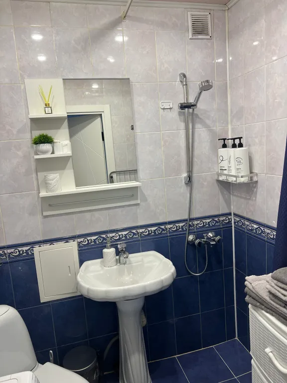 Уютная квартира с видом на проезжающий ретро-поезд