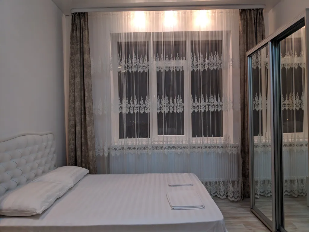 Четырёхместный номер  люкс с балконом с видом на город и горы