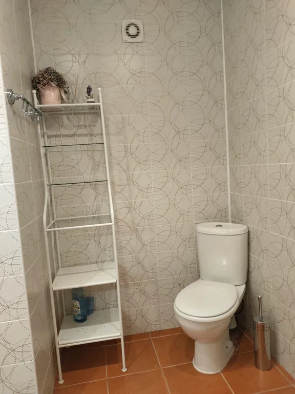 Уютный коттедж с дровяным камином, в окружении лесного массива