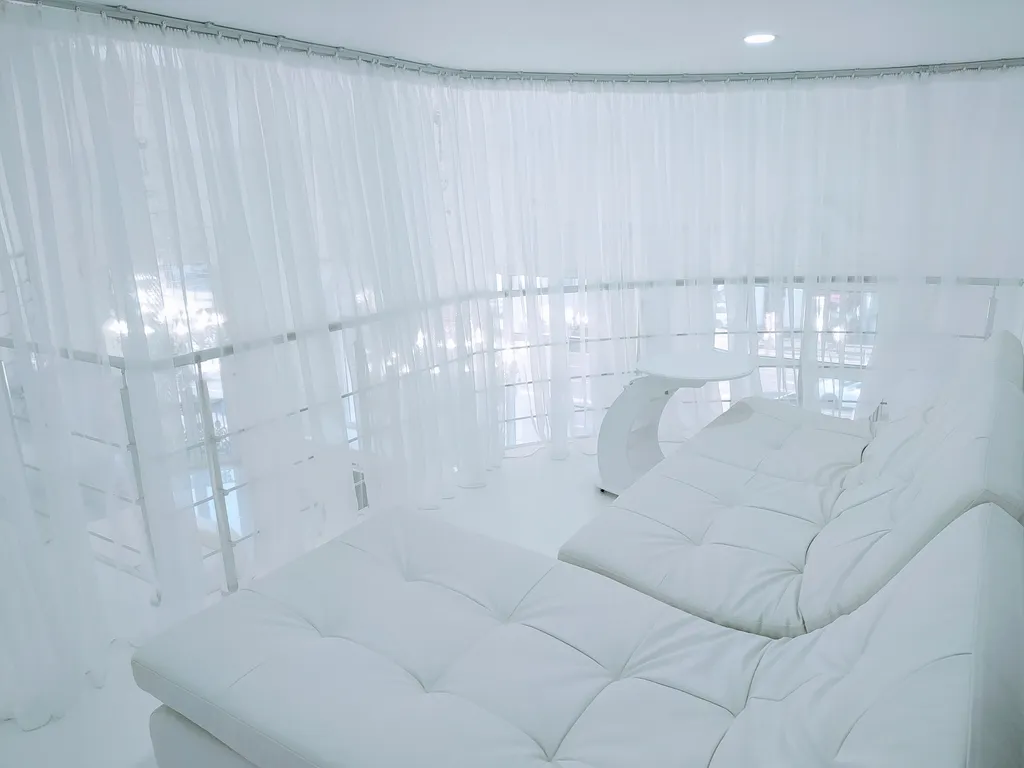 Белые двухъярусные апартаменты с балконом и видом на Невский проспект