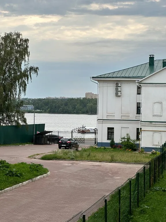 Уютная студия в исторической части города с боковым видом на Волгу