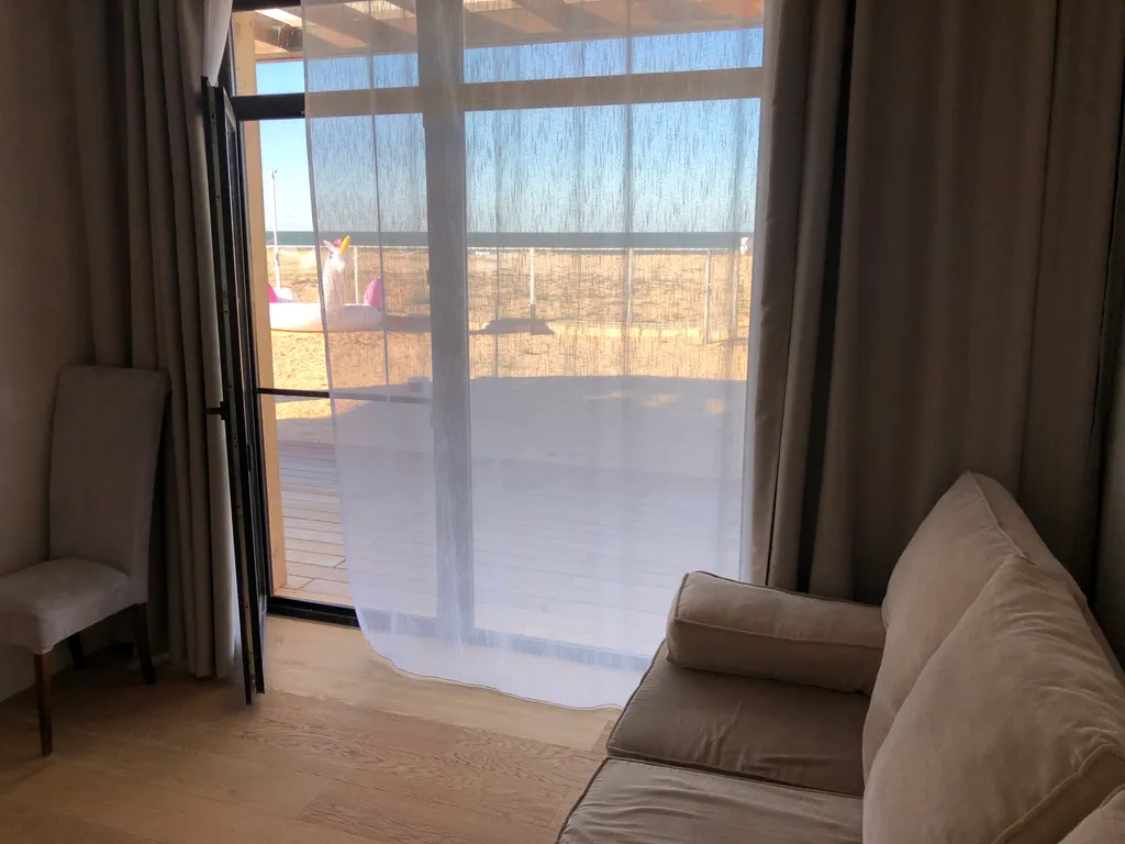 Современный стильный дом у моря