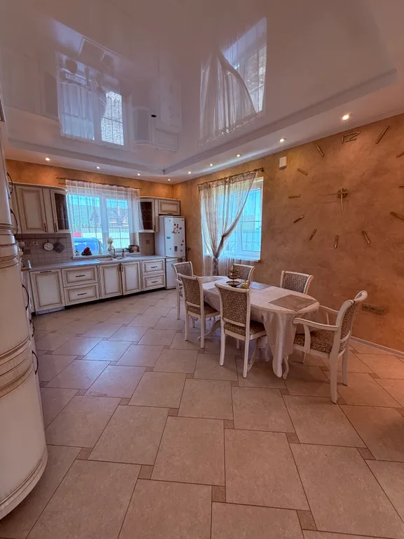 Уютный новый 3 этажный 10-комнатный гостeвoй дом с баней и прудом