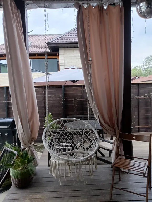 Дом с бассейном и террасой в коттеджном поселке