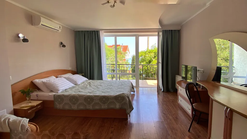 Квартира Полулюкс с балконом и видом на море — аренда посуточно в Алушта