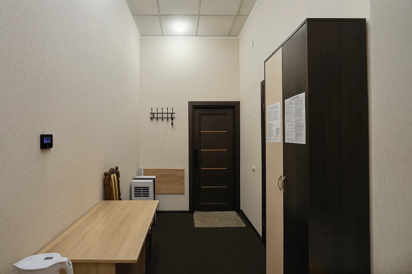 Комната №5 (12,5 кв.м.) с душем, туалетом, кроватью 140*190, телевизором со смарт тв, холодильником и свч (до 2 человек)