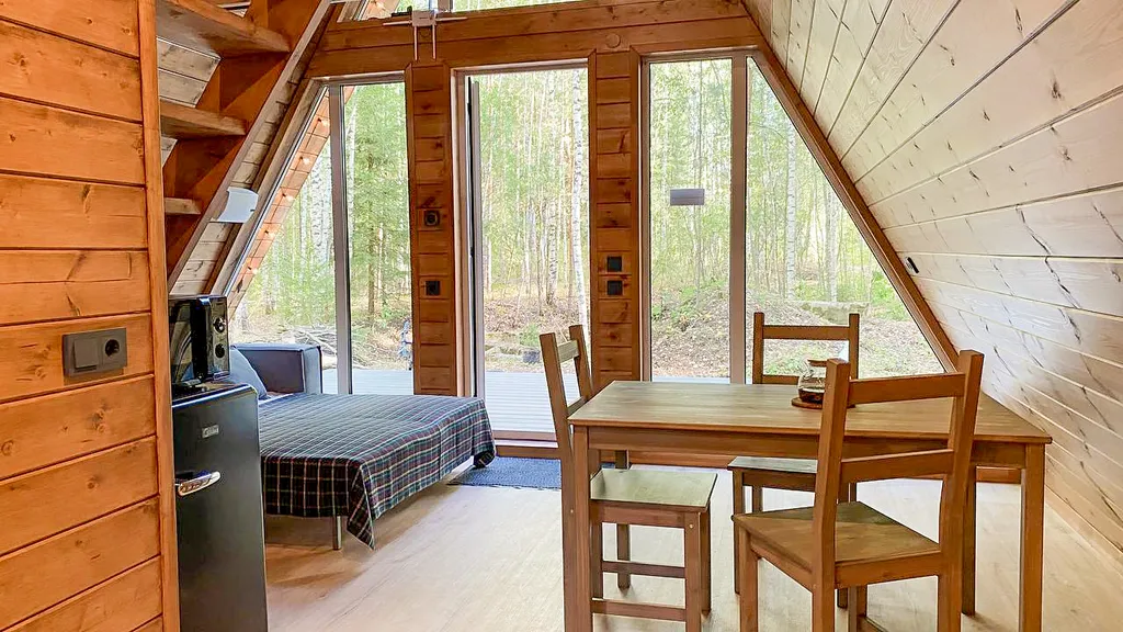 Домик в лесу вблизи от города в стиле A-frame