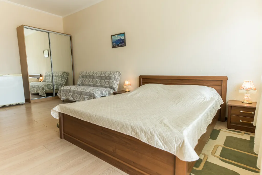 Четырёхместный номер стандарт с балконом, частичный вид на море