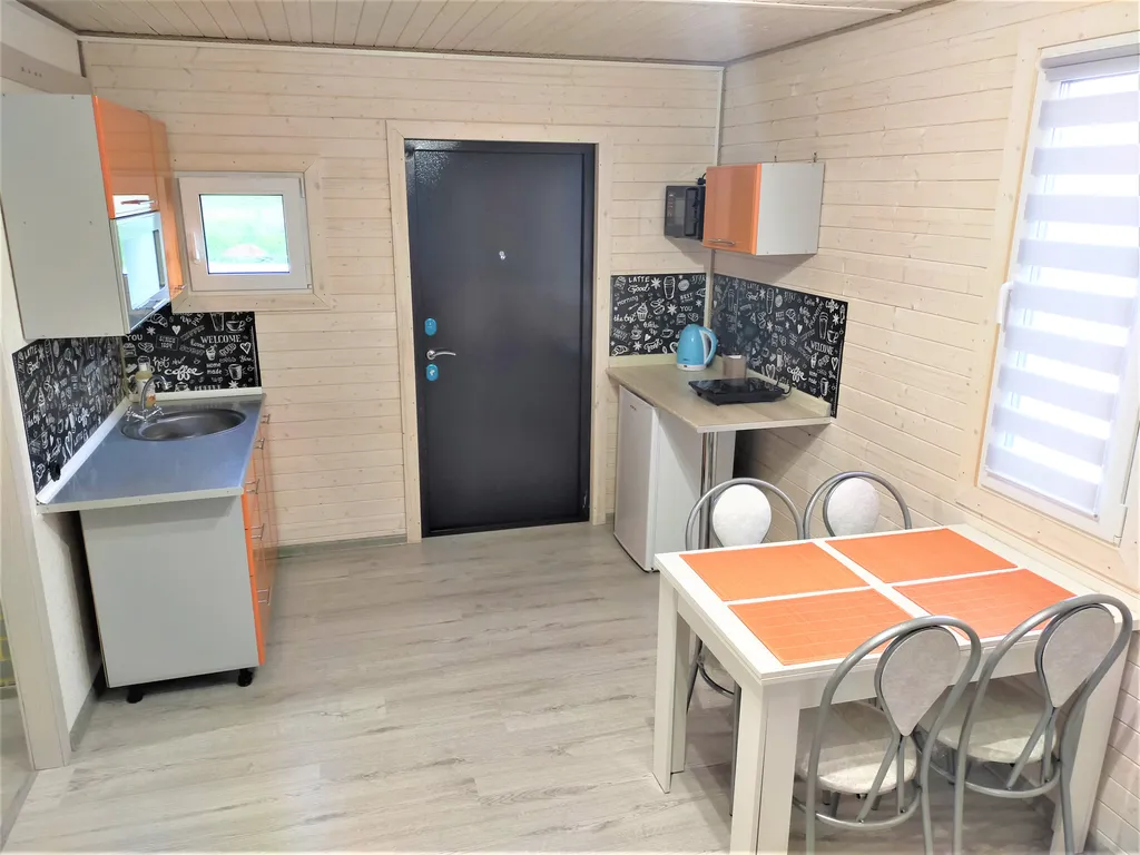 Небольшой уютный дом с асфальтированным подъездом