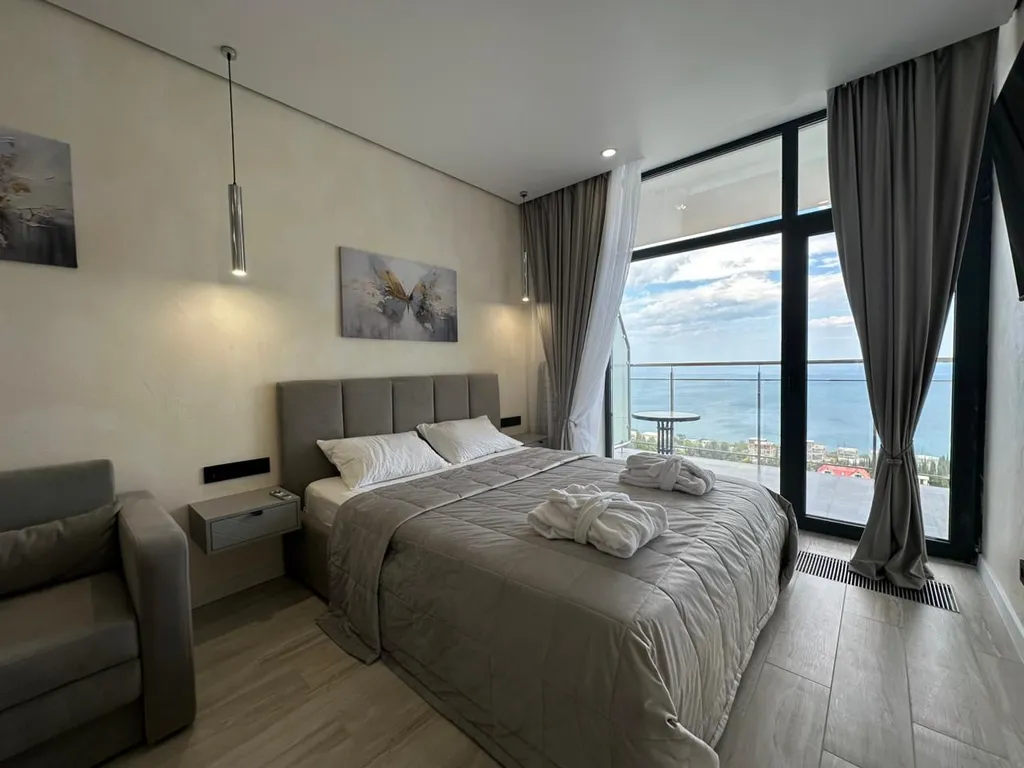 Квартира Дизайнерская студия ls-lux-sunshine с видом на море с 15 этажа — аренда посуточно в Алушта