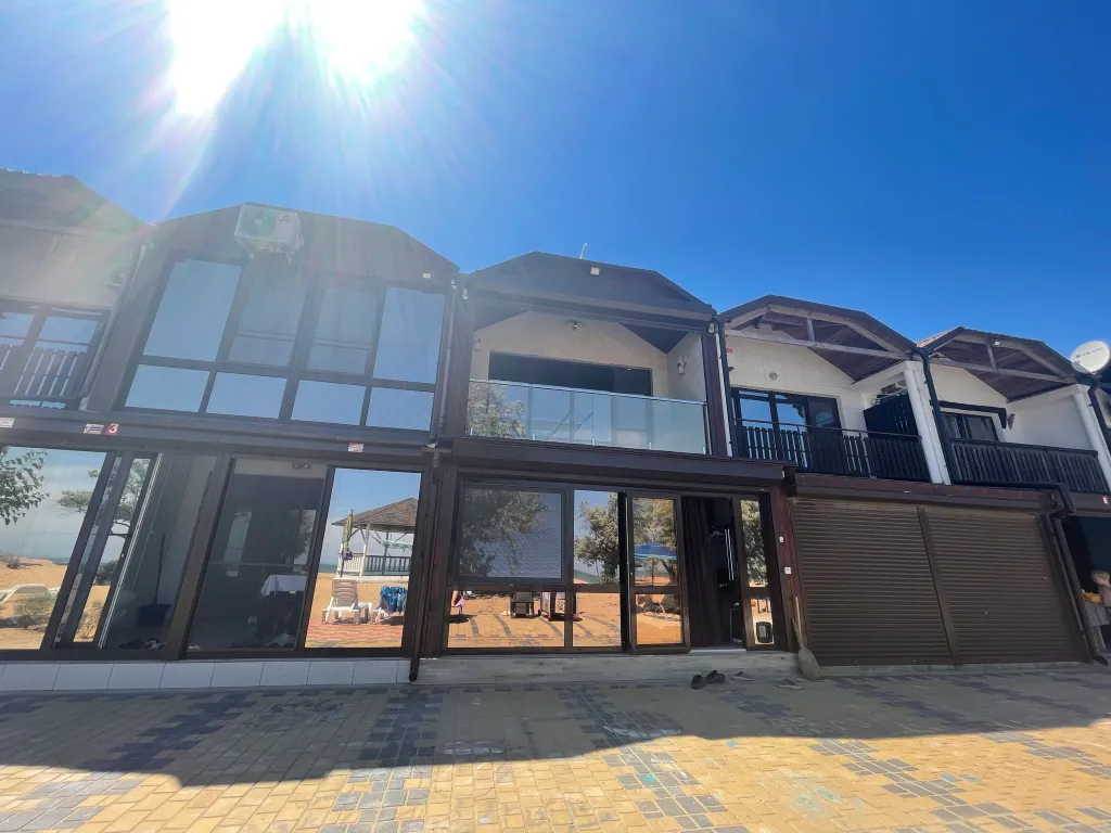 Двухэтажный дом на берегу моря