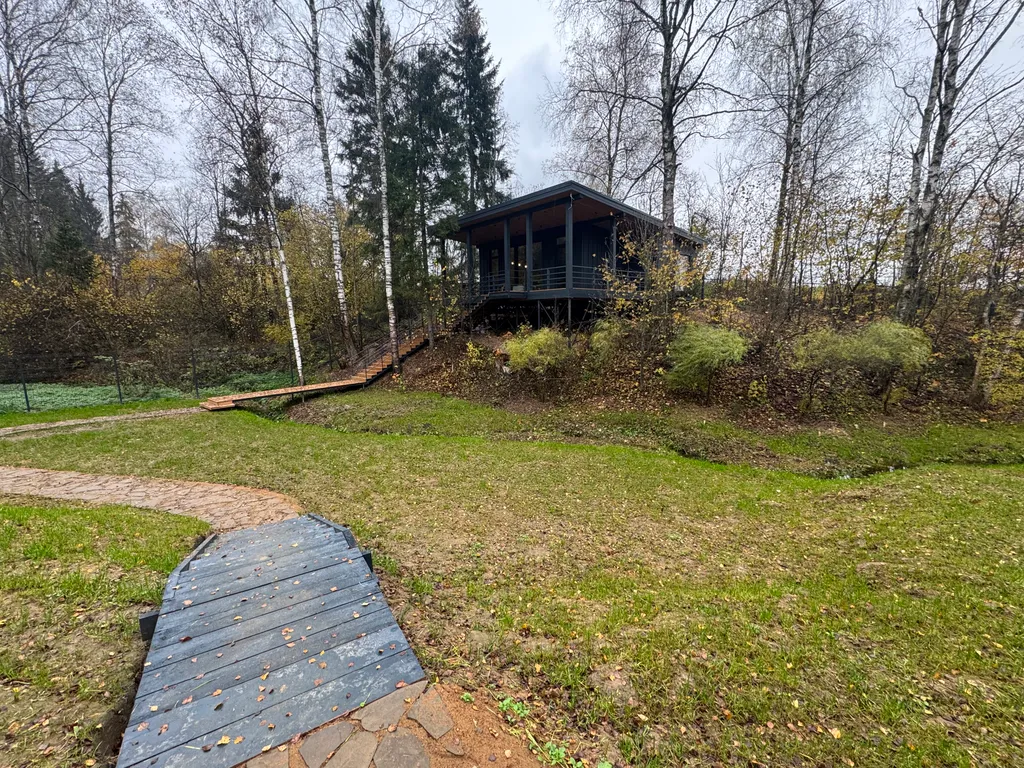 Дом у ручья в лесу