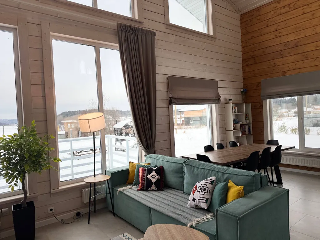 Большой дом с видом на озеро, 3 спальнями, сауной и детской площадкой