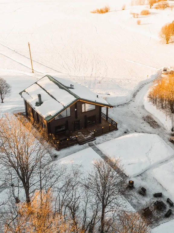 Дом Talotonttu на холме в окружении леса