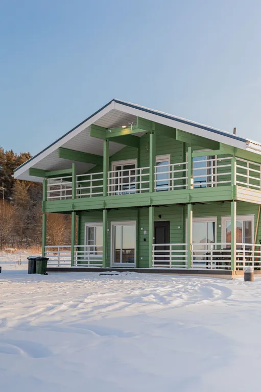 Новый дом с видом на озеро, сауной, гриль-домом и детской площадкой