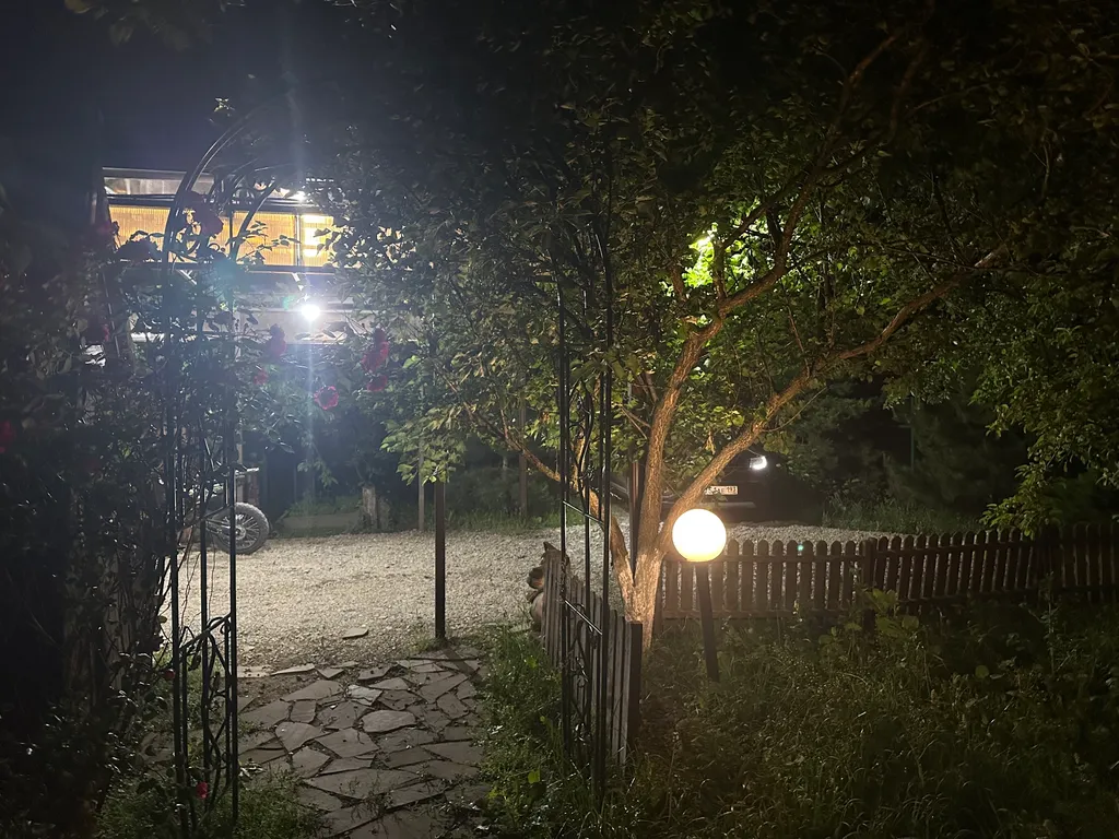 Уютный домик рядом с садом, хвойными деревьями, рядом с тц