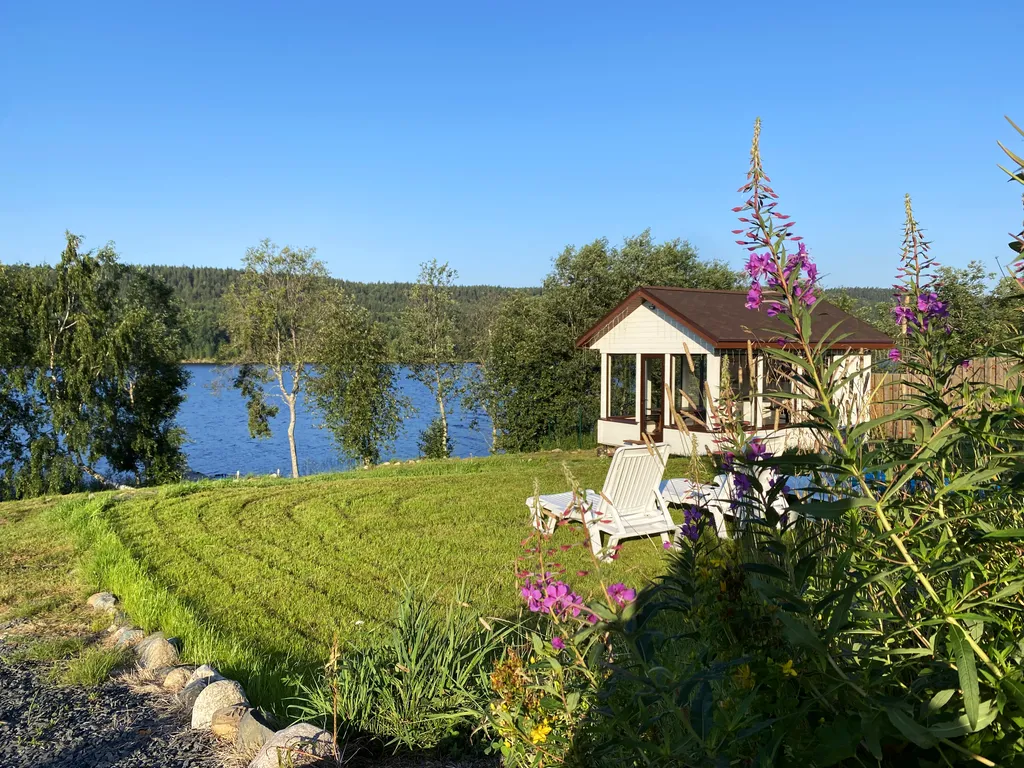 Коттедж Коттедж на берегу озера с видом на горнолыжный курорт и сауной внутри — Заозерный