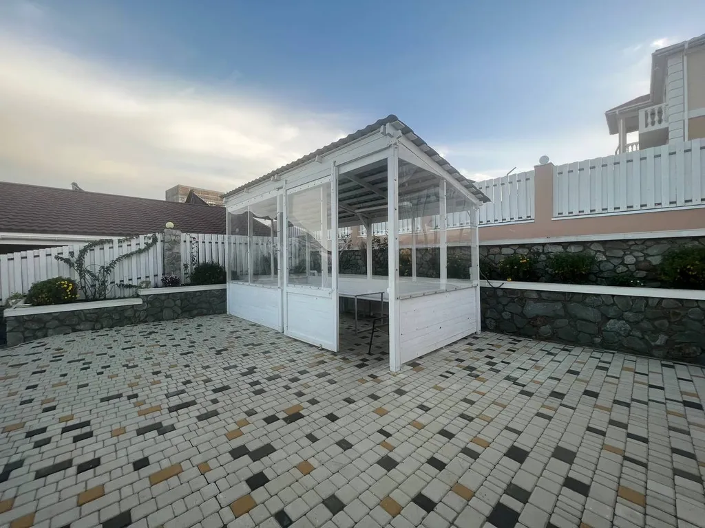 Дом с тремя апартаментами с видом на горы и море