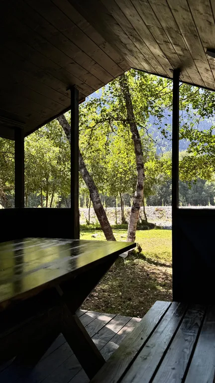 Шале на берегу реки, с беседкой