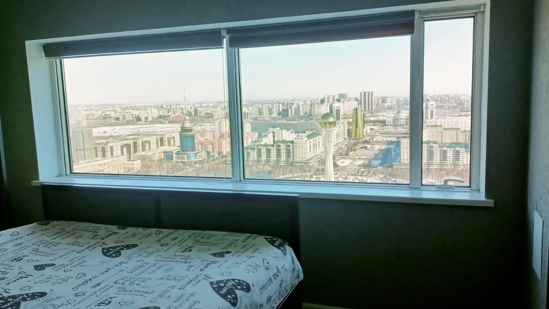 Вид с кровати на город
