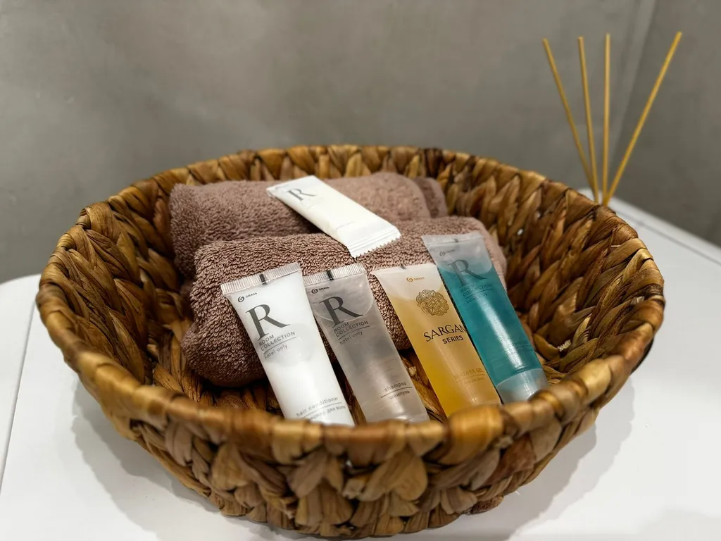 Дом на берегу озера и моря