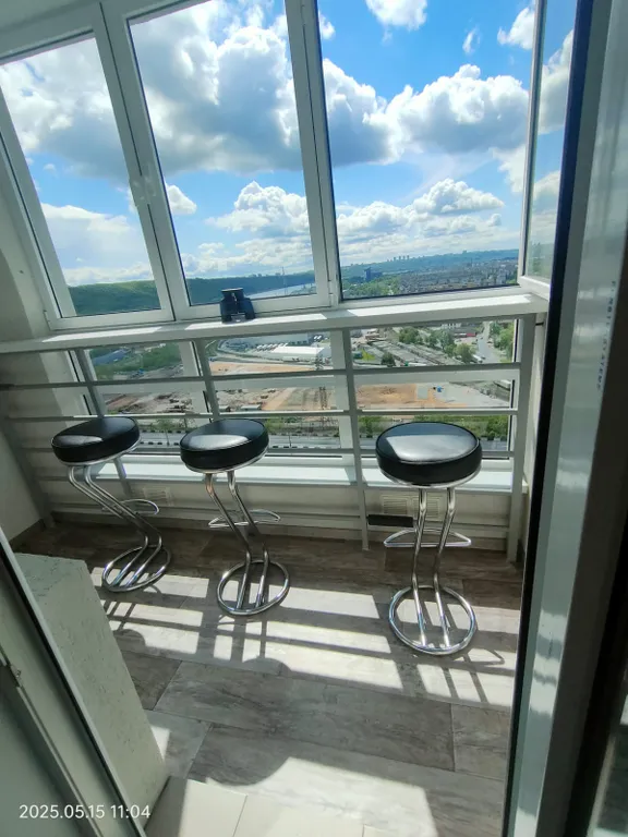 Уютная двухкомнатная квартира с видом на город и реку с 25 этажа