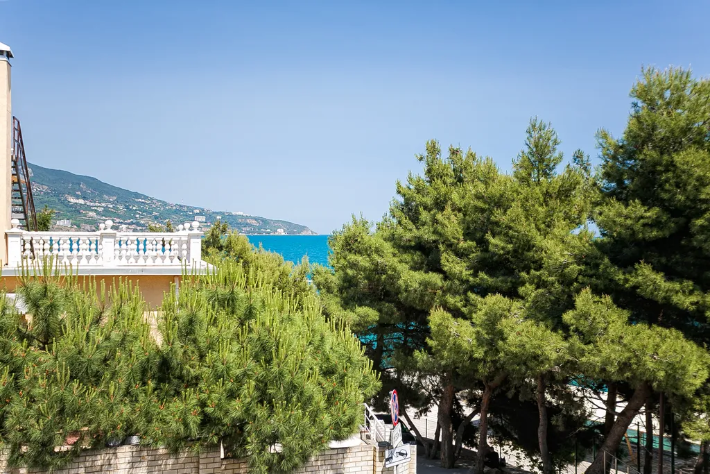 Просторная видовая двухкомнатная квартира на берегу моря в Ливадии