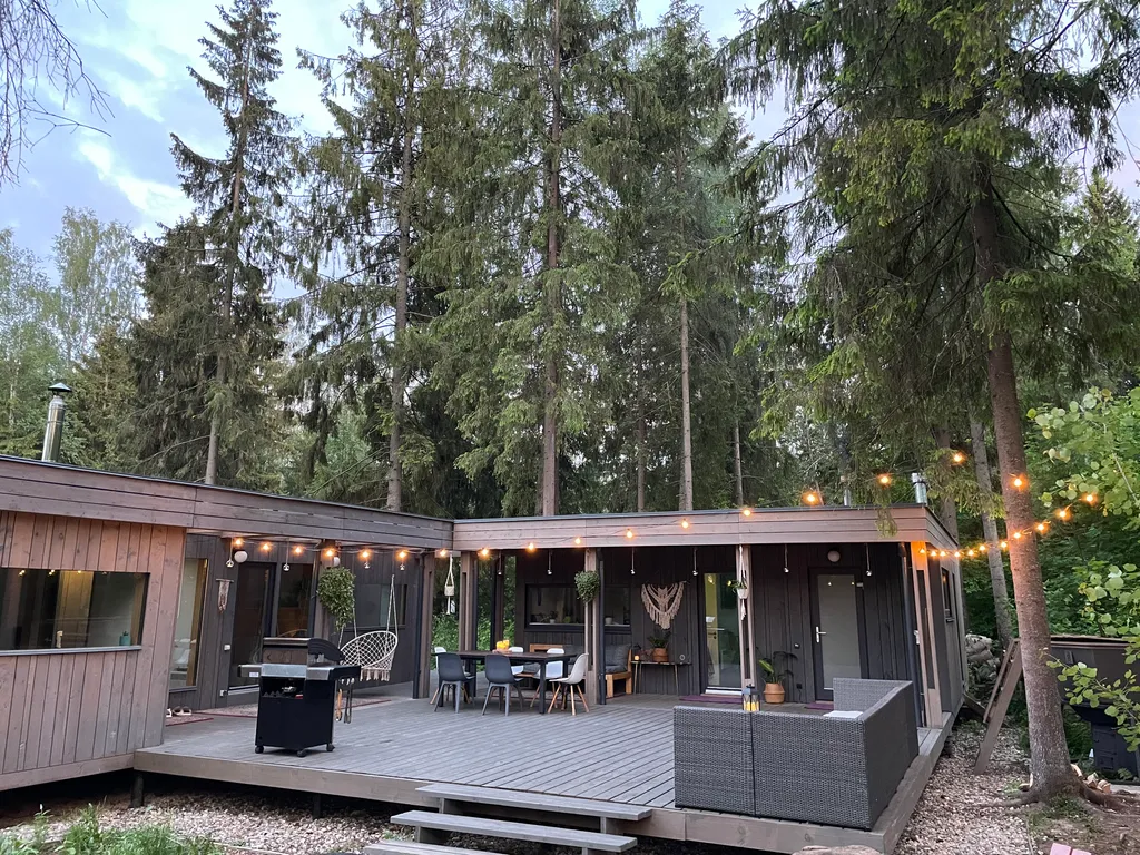 Уютный дом в тишине хвойного леса