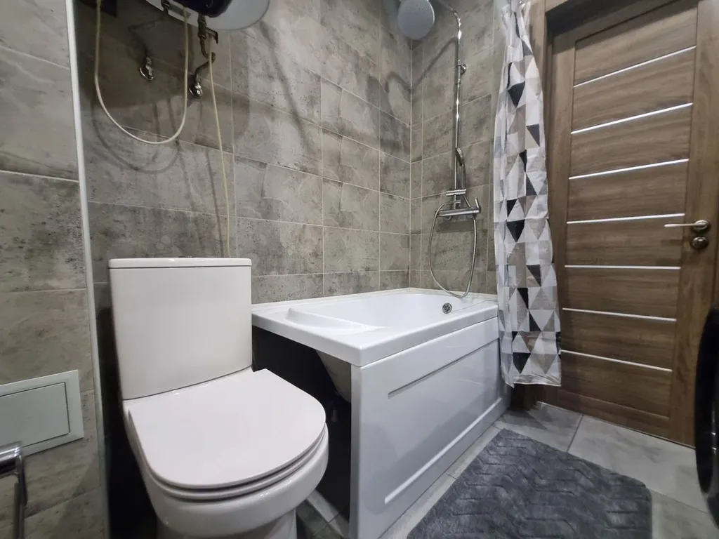 Просторная солнечная стильная студия в современном стиле