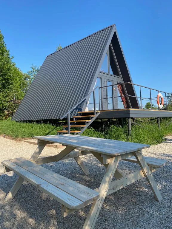 Smaland Musta House на берегу реки