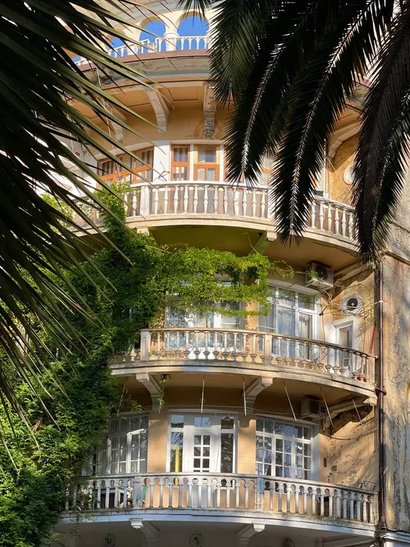 Апартаменты в сталинском доме с панорамным балконом у берега моря