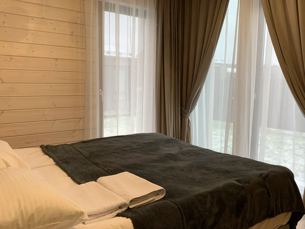 Дом под горой у реки