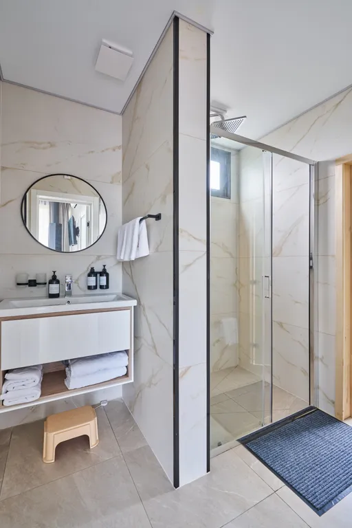 Коттедж Домик у реки в окружении сосен с камином, сауной и чаном — Семеновское