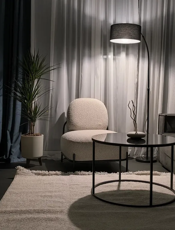 Новый дом в окружении елок с панорамными окнами и баней