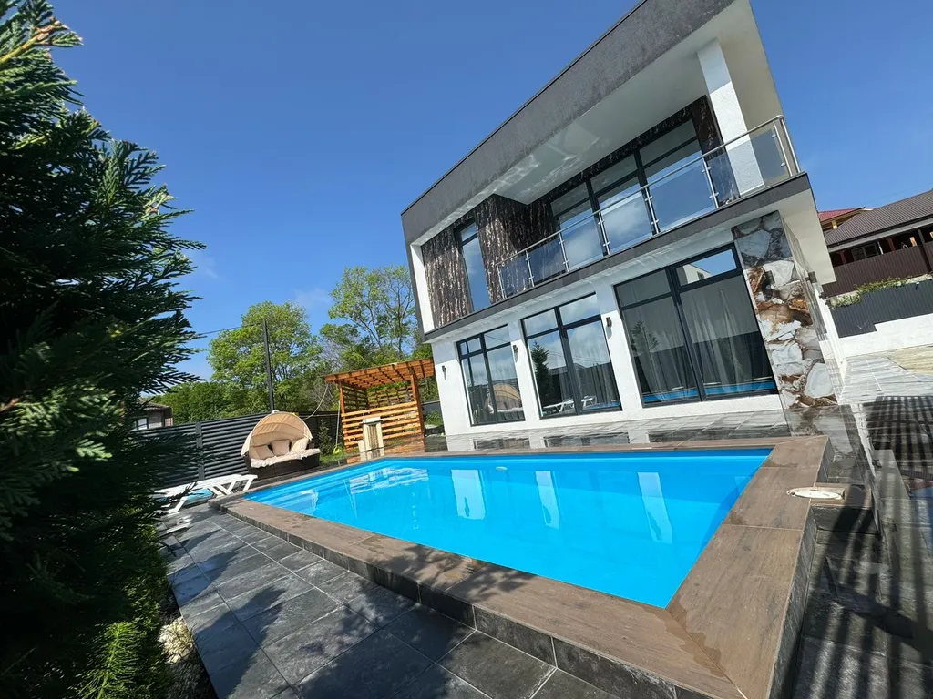 Дом с баней и теплым бассейном